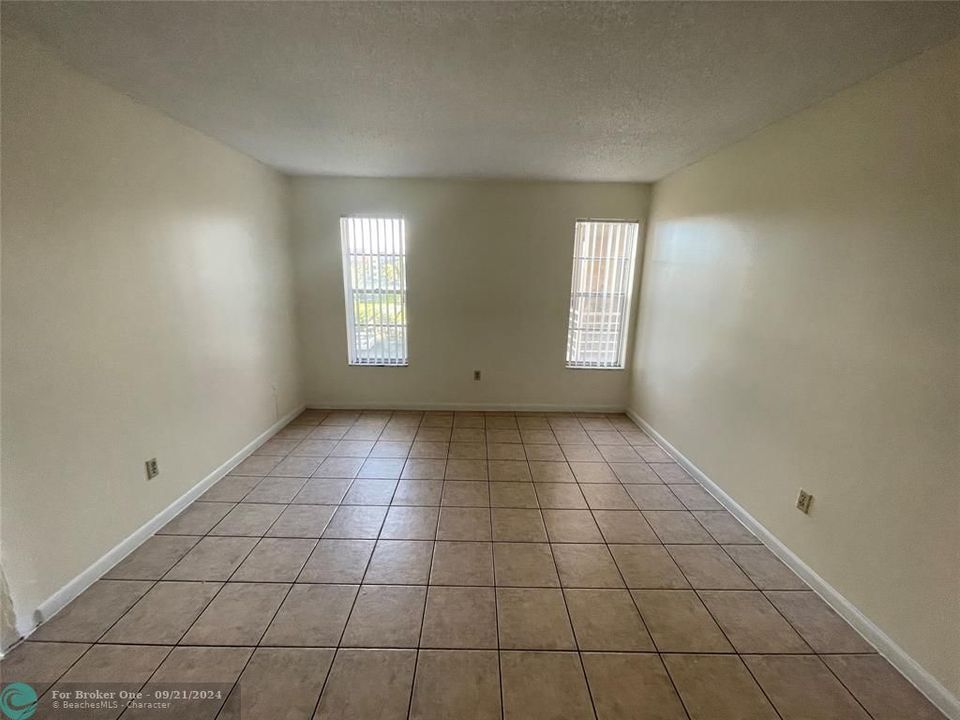 For Sale: $132,000 (1 beds, 1 baths, 735 Square Feet)