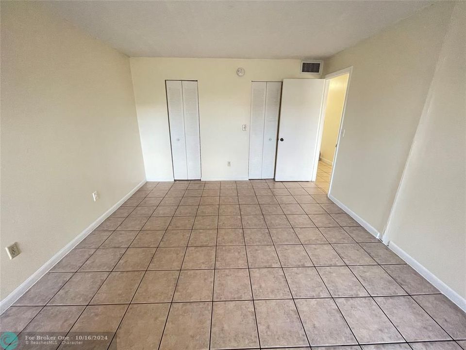 For Sale: $132,000 (1 beds, 1 baths, 735 Square Feet)