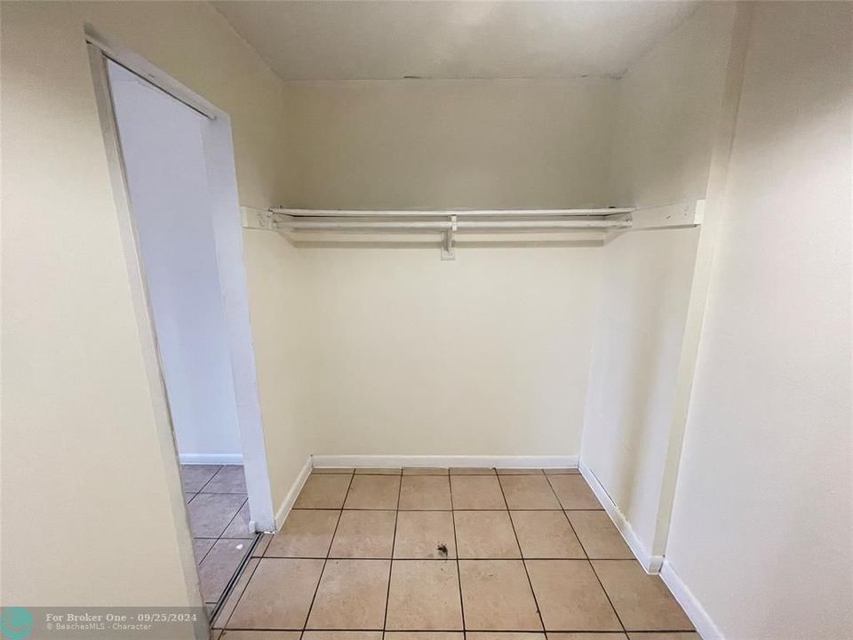 For Sale: $132,000 (1 beds, 1 baths, 735 Square Feet)