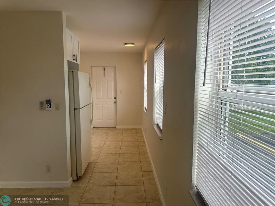 For Sale: $1,600 (1 beds, 1 baths, 550 Square Feet)