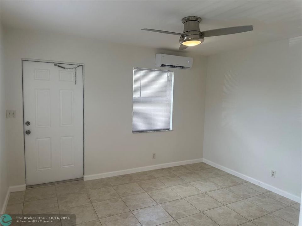 For Sale: $1,600 (1 beds, 1 baths, 550 Square Feet)