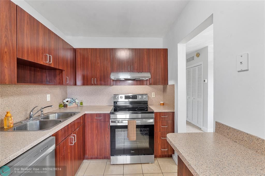 For Sale: $145,000 (1 beds, 1 baths, 748 Square Feet)