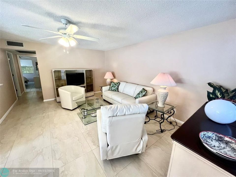 For Sale: $194,900 (2 beds, 2 baths, 925 Square Feet)