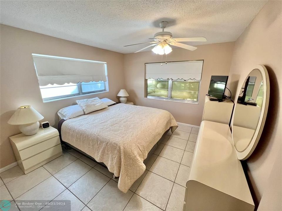 For Sale: $194,900 (2 beds, 2 baths, 925 Square Feet)