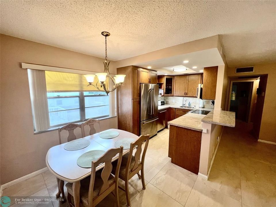 For Sale: $194,900 (2 beds, 2 baths, 925 Square Feet)