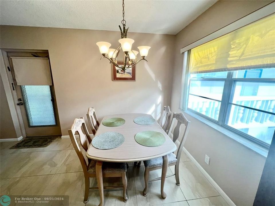 For Sale: $194,900 (2 beds, 2 baths, 925 Square Feet)