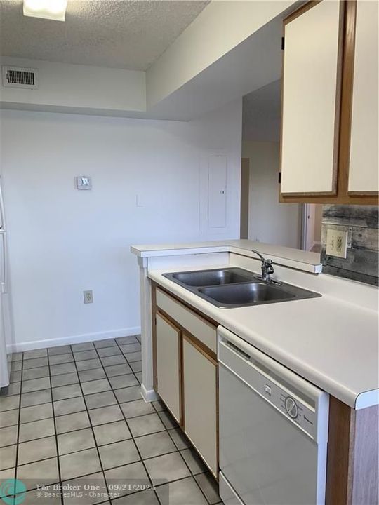 For Rent: $2,200 (2 beds, 2 baths, 1121 Square Feet)