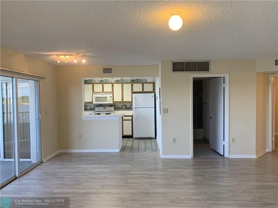 For Rent: $2,200 (2 beds, 2 baths, 1121 Square Feet)