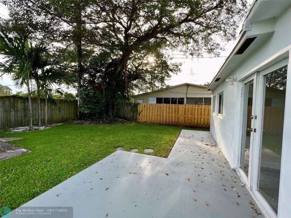 For Sale: $3,000 (3 beds, 2 baths, 2405 Square Feet)