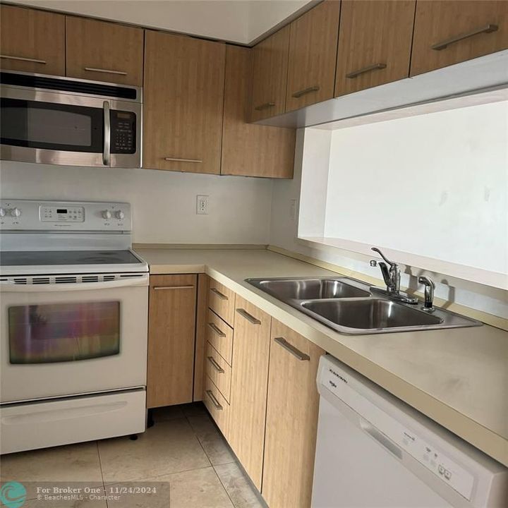 For Rent: $1,850 (1 beds, 1 baths, 805 Square Feet)