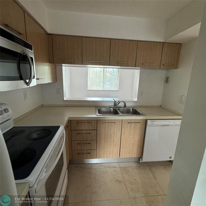 For Rent: $1,850 (1 beds, 1 baths, 805 Square Feet)