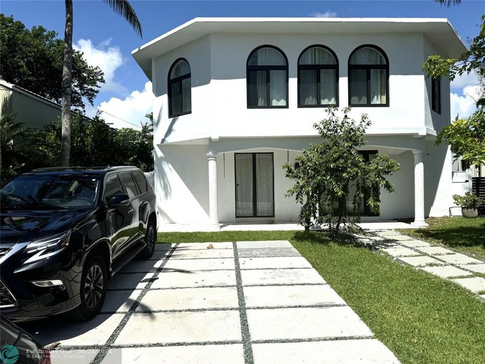 For Sale: $2,800,000 (4 beds, 4 baths, 2500 Square Feet)