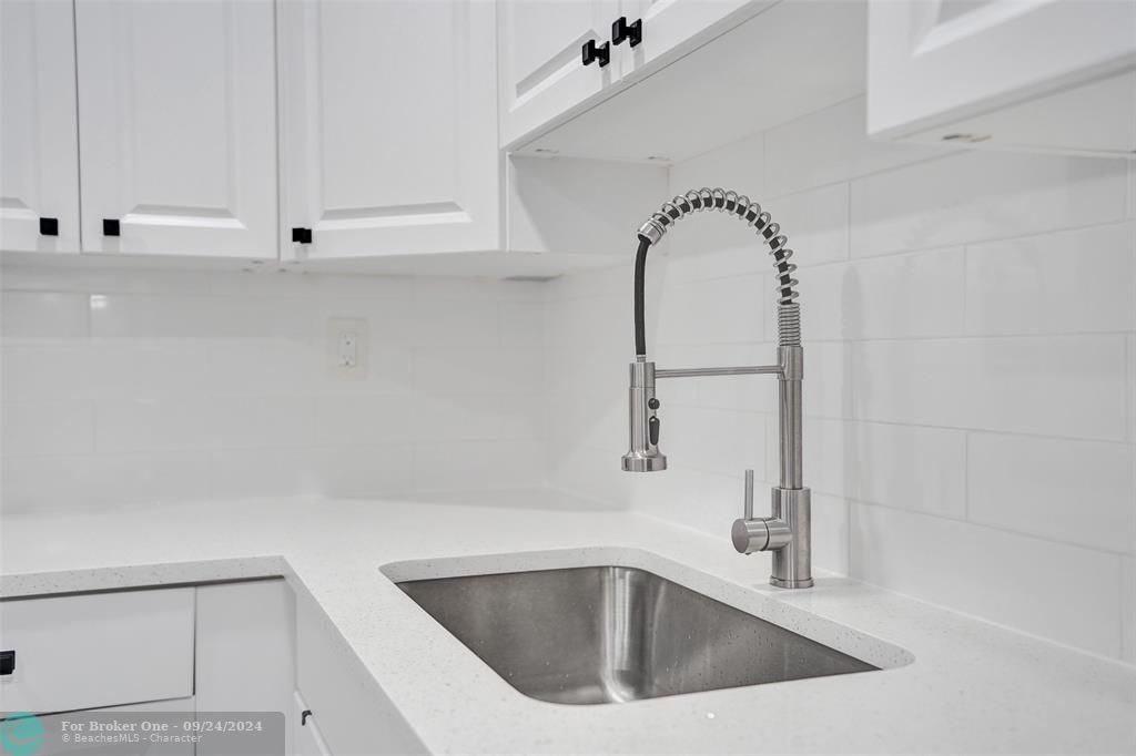 For Rent: $1,850 (1 beds, 1 baths, 900 Square Feet)