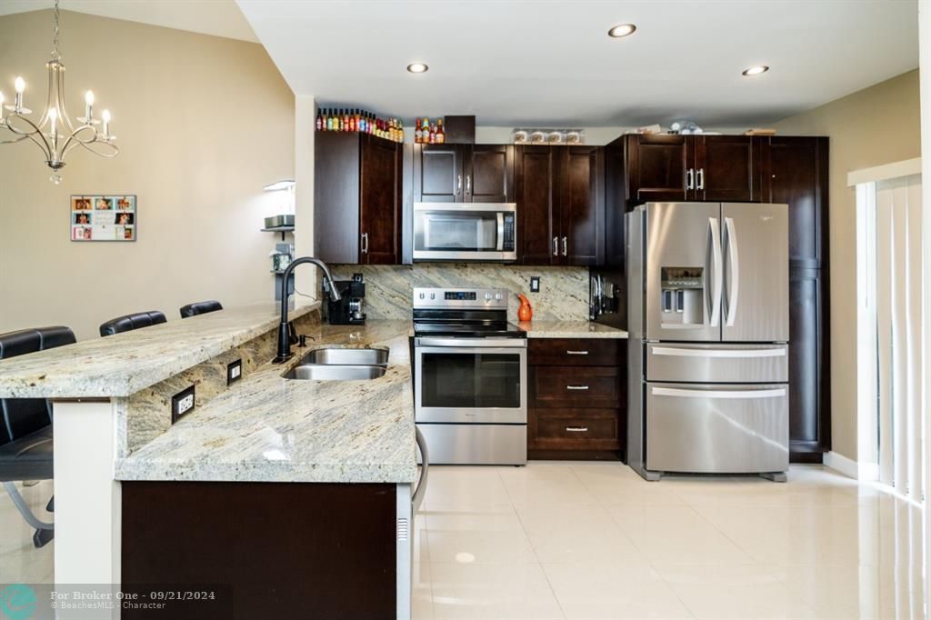 For Sale: $290,000 (2 beds, 2 baths, 1060 Square Feet)