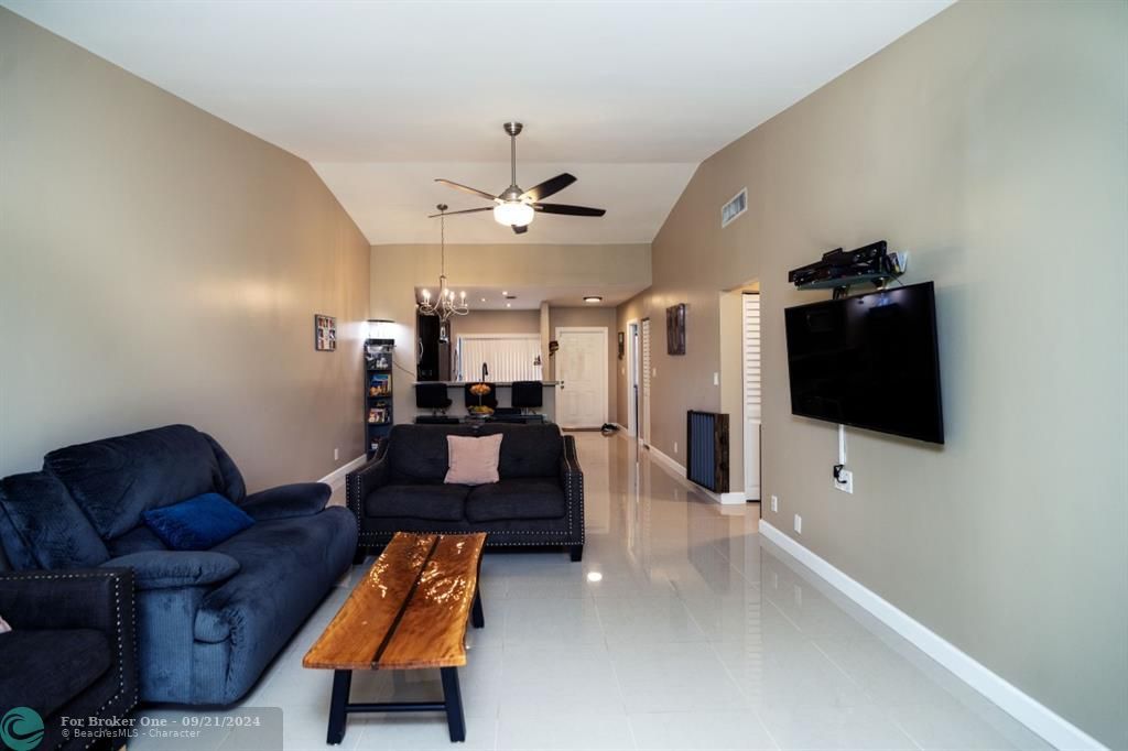 For Sale: $290,000 (2 beds, 2 baths, 1060 Square Feet)