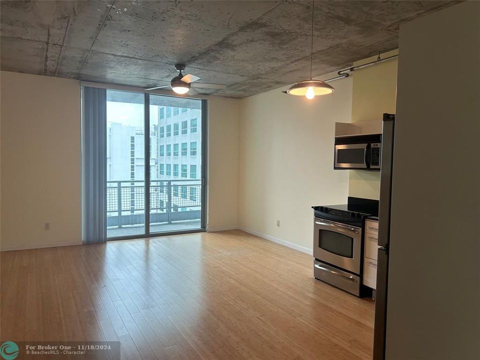 For Sale: $355,000 (0 beds, 1 baths, 638 Square Feet)