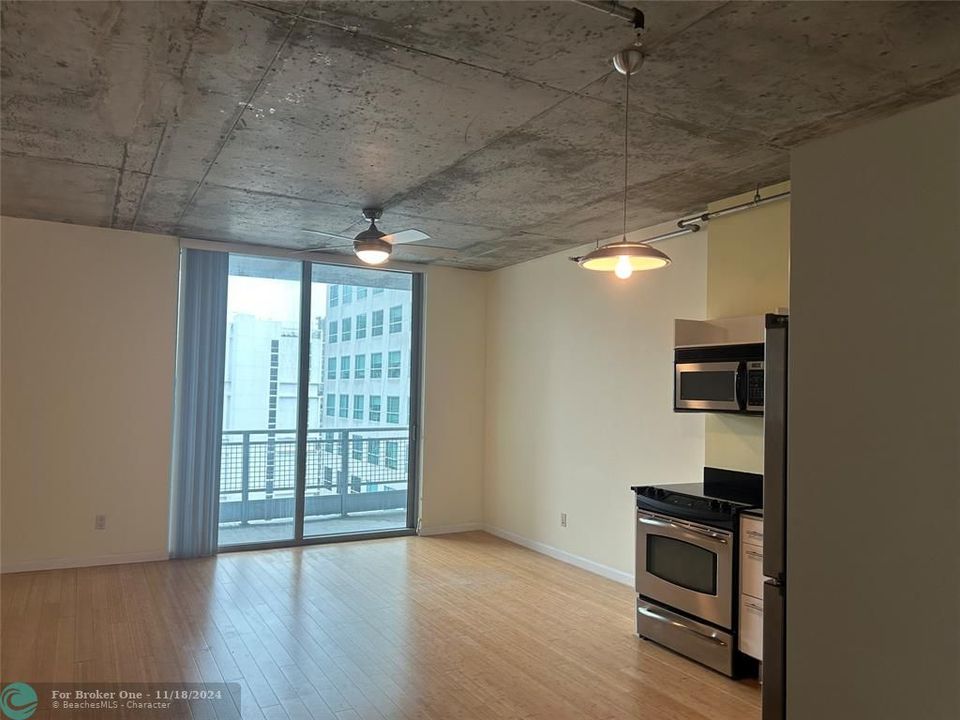 For Sale: $355,000 (0 beds, 1 baths, 638 Square Feet)