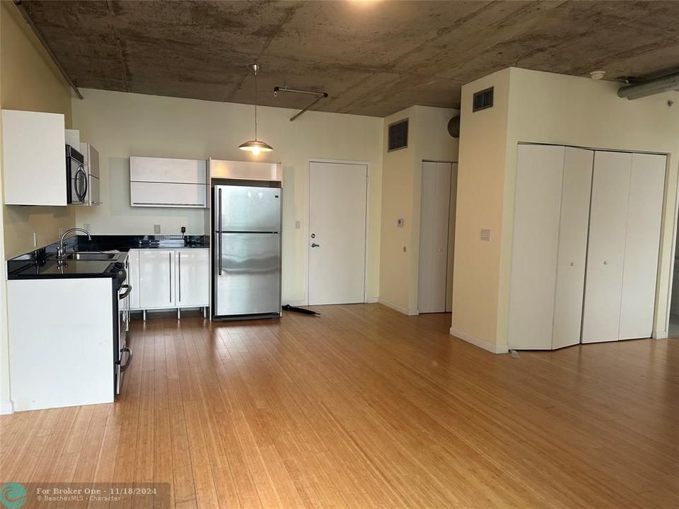 For Sale: $355,000 (0 beds, 1 baths, 638 Square Feet)