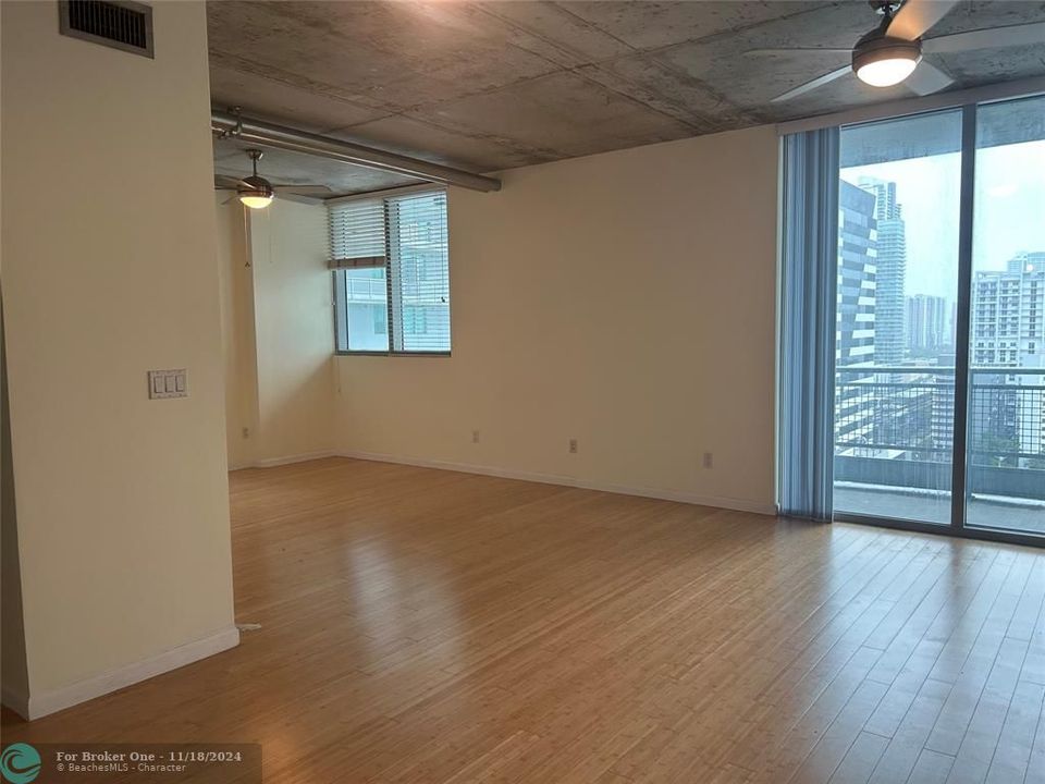 For Sale: $355,000 (0 beds, 1 baths, 638 Square Feet)