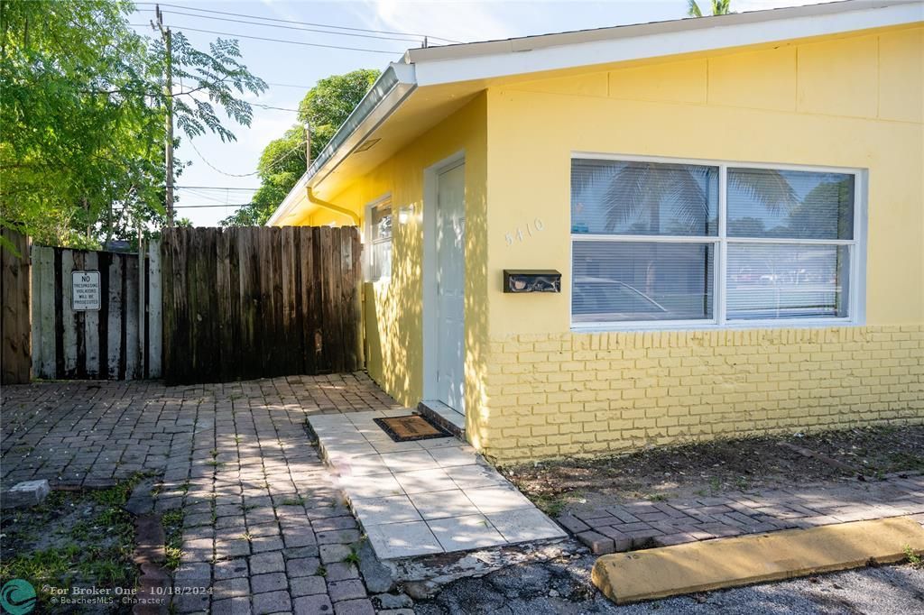 For Sale: $2,700 (3 beds, 2 baths, 1300 Square Feet)