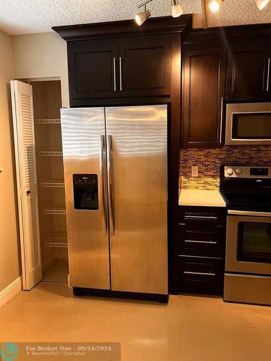 For Rent: $2,300 (2 beds, 2 baths, 1099 Square Feet)