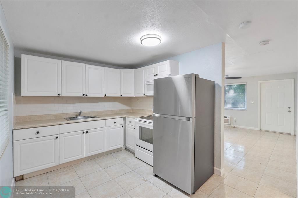 For Sale: $1,500 (1 beds, 1 baths, 2476 Square Feet)