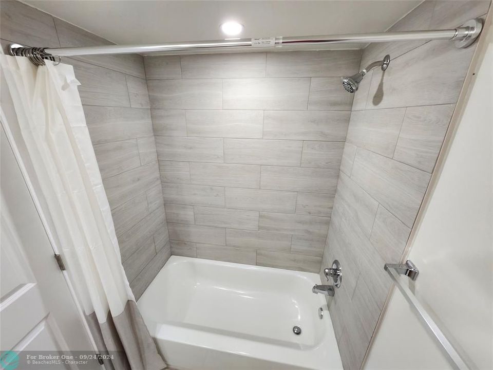 For Rent: $2,325 (2 beds, 2 baths, 820 Square Feet)