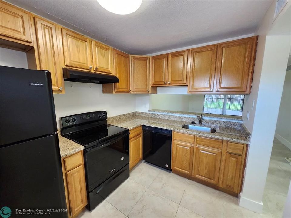 For Rent: $2,325 (2 beds, 2 baths, 820 Square Feet)