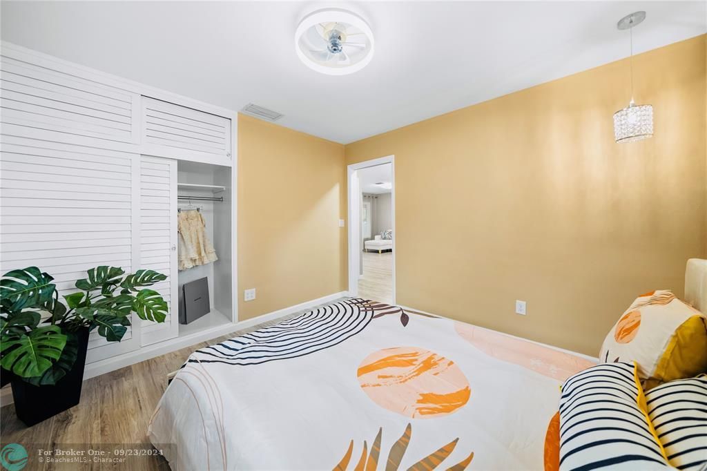 For Sale: $445,000 (2 beds, 1 baths, 1184 Square Feet)