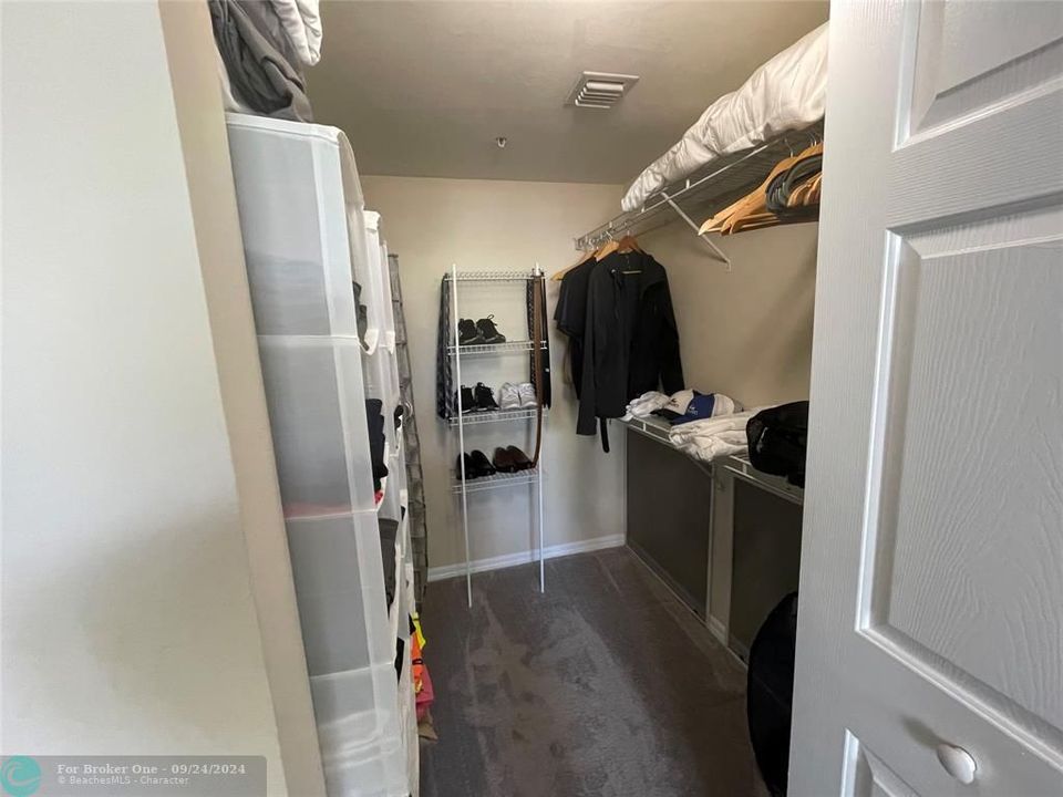 For Rent: $2,200 (1 beds, 1 baths, 807 Square Feet)