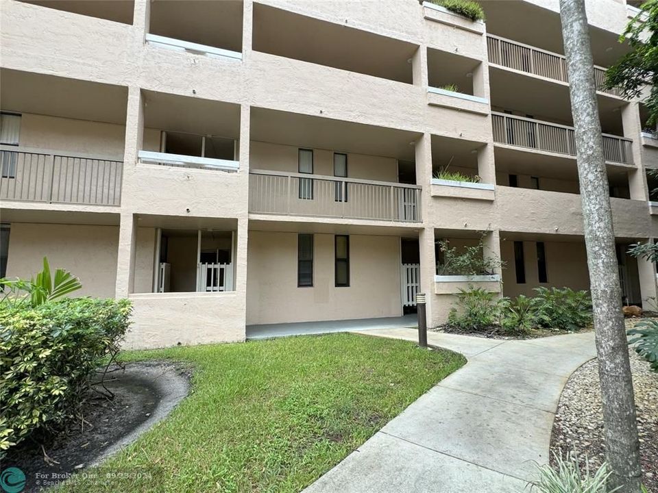 For Rent: $2,250 (2 beds, 2 baths, 834 Square Feet)