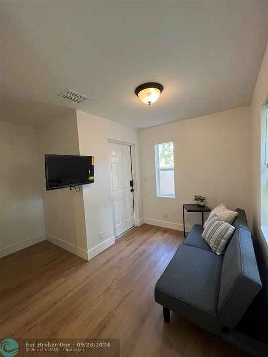 For Rent: $1,850 (2 beds, 1 baths, 1150 Square Feet)