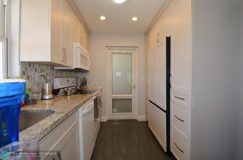 For Rent: $2,850 (2 beds, 2 baths, 975 Square Feet)