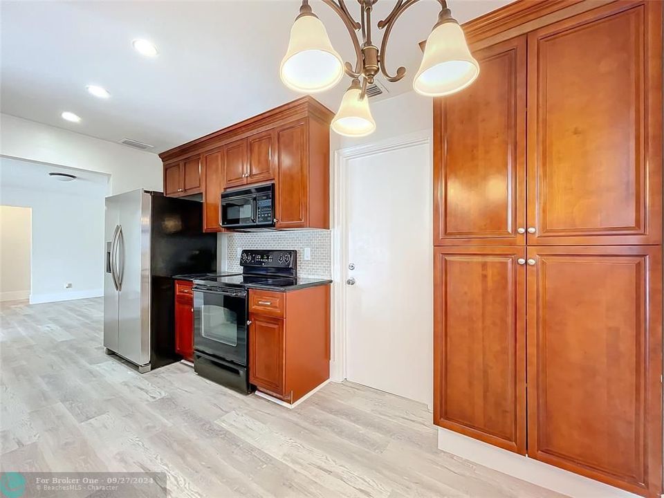 For Sale: $417,500 (2 beds, 2 baths, 1647 Square Feet)