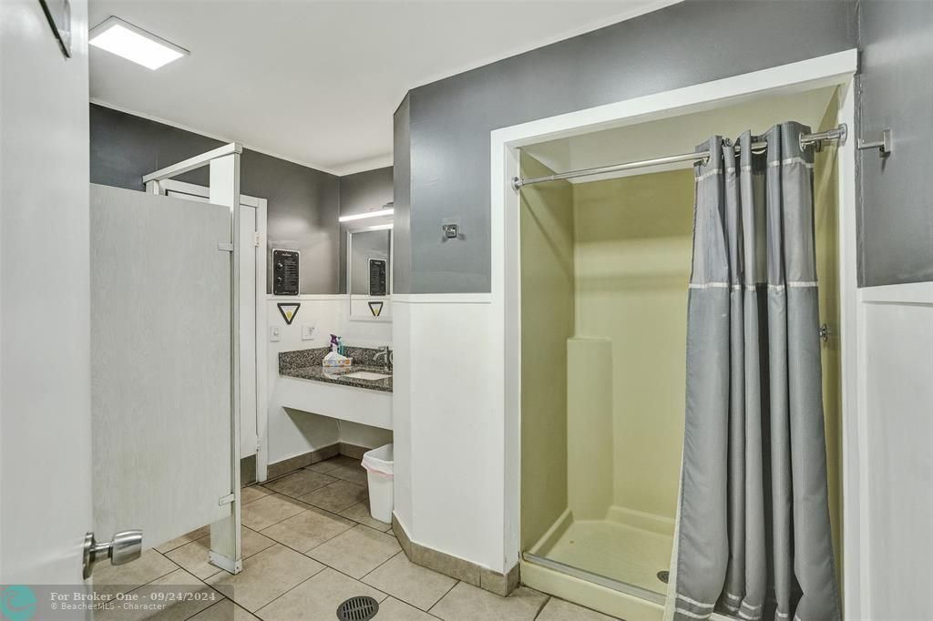 For Sale: $370,000 (2 beds, 2 baths, 1180 Square Feet)