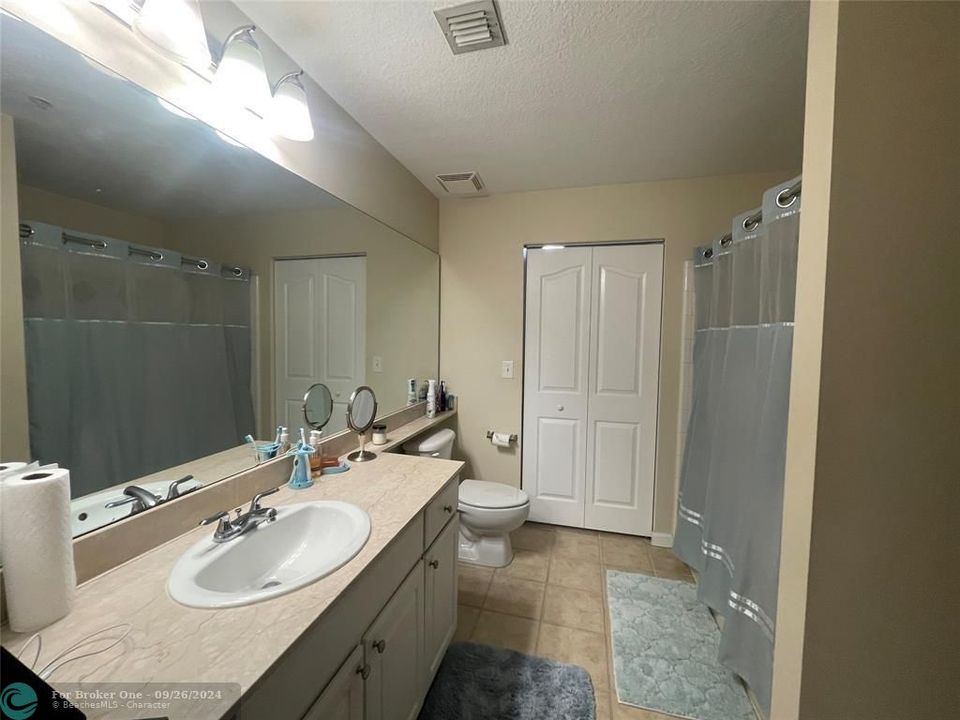 Active With Contract: $2,000 (1 beds, 1 baths, 849 Square Feet)