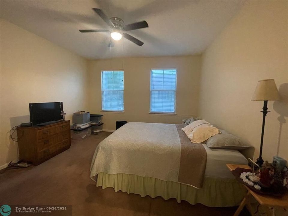 Active With Contract: $2,000 (1 beds, 1 baths, 849 Square Feet)