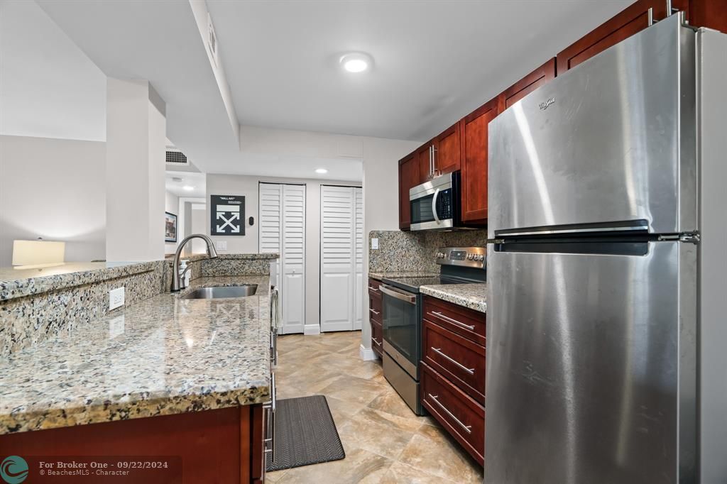 For Sale: $224,900 (2 beds, 2 baths, 1030 Square Feet)