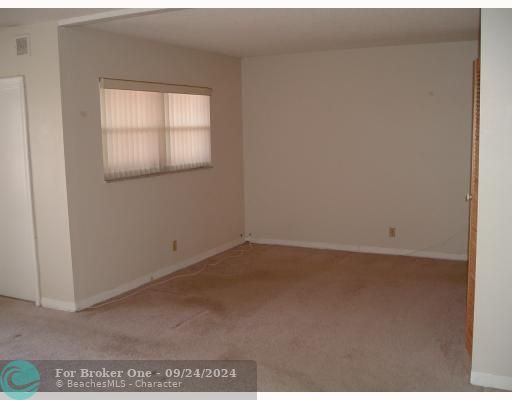 For Sale: $319,500 (2 beds, 1 baths, 921 Square Feet)