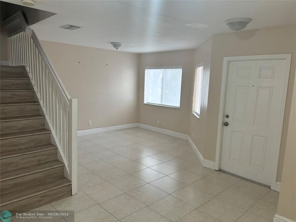 Active With Contract: $2,750 (3 beds, 2 baths, 1468 Square Feet)