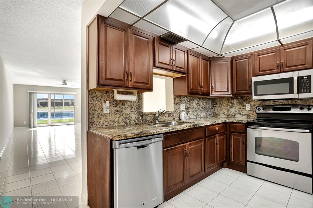 For Sale: $208,888 (2 beds, 2 baths, 1162 Square Feet)