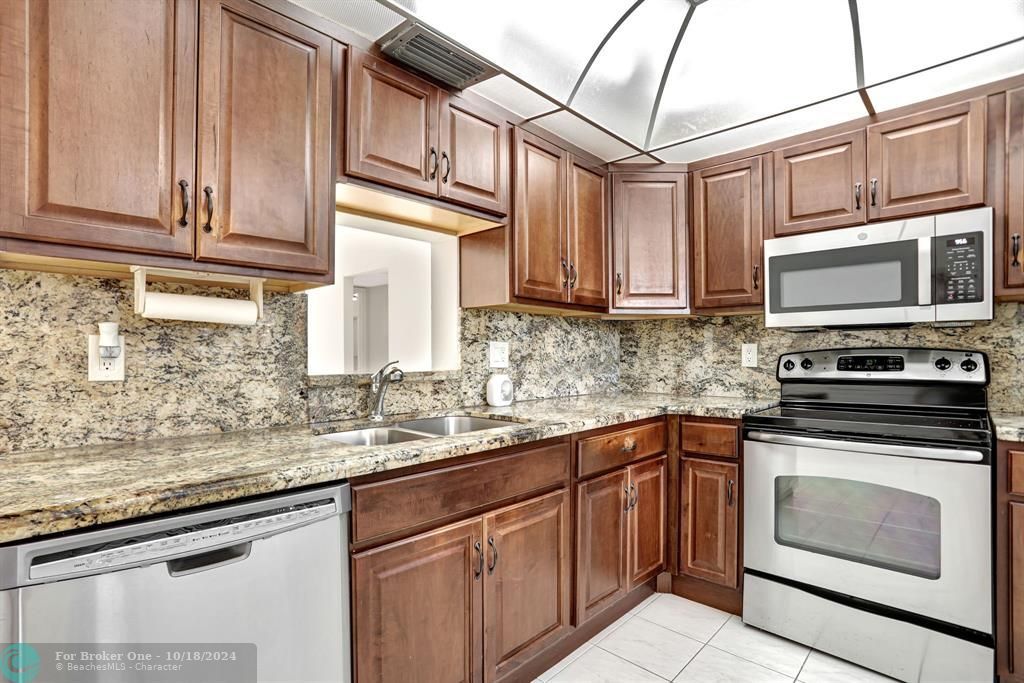 For Sale: $208,888 (2 beds, 2 baths, 1162 Square Feet)