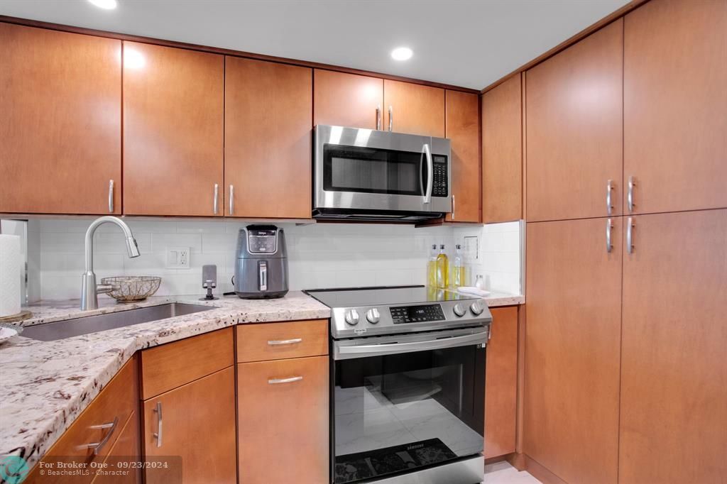 For Sale: $459,900 (2 beds, 2 baths, 1144 Square Feet)