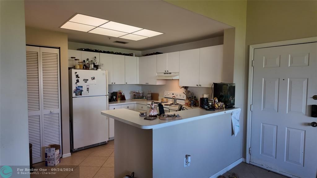 For Sale: $275,000 (1 beds, 1 baths, 794 Square Feet)