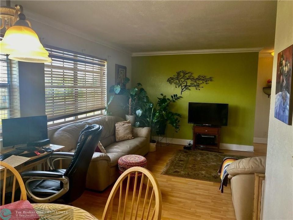 For Sale: $215,000 (2 beds, 2 baths, 985 Square Feet)