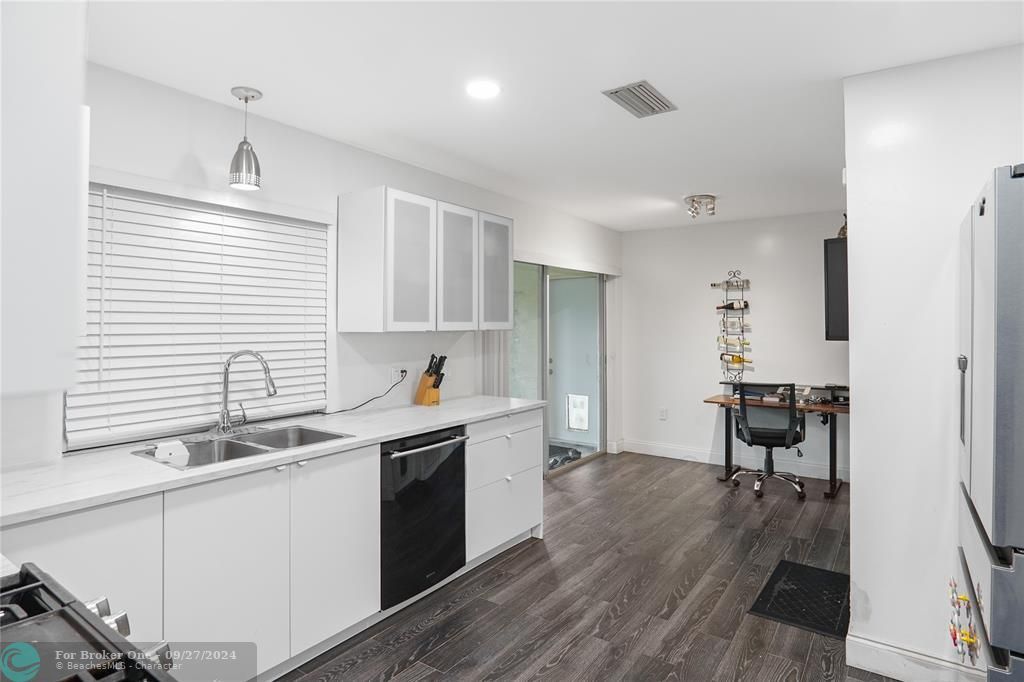 For Sale: $470,000 (2 beds, 2 baths, 1537 Square Feet)