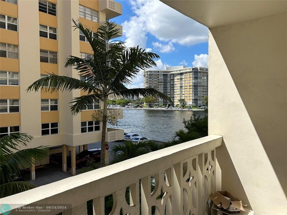 Active With Contract: $195,000 (1 beds, 1 baths, 719 Square Feet)