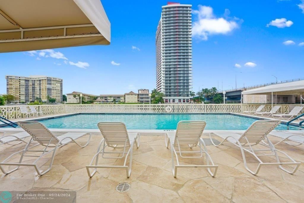 Active With Contract: $195,000 (1 beds, 1 baths, 719 Square Feet)