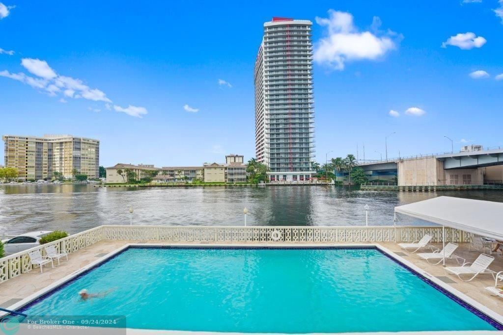 Active With Contract: $195,000 (1 beds, 1 baths, 719 Square Feet)