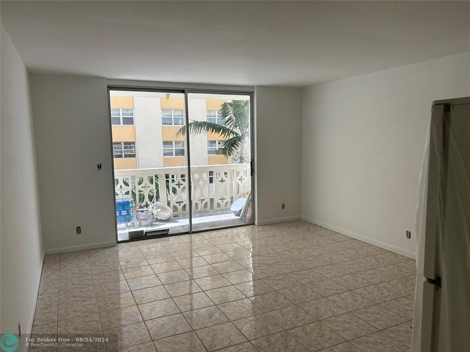 Active With Contract: $195,000 (1 beds, 1 baths, 719 Square Feet)